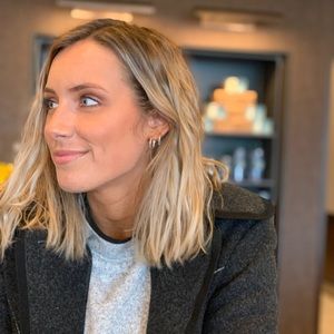 Meet your Posher, Adelida